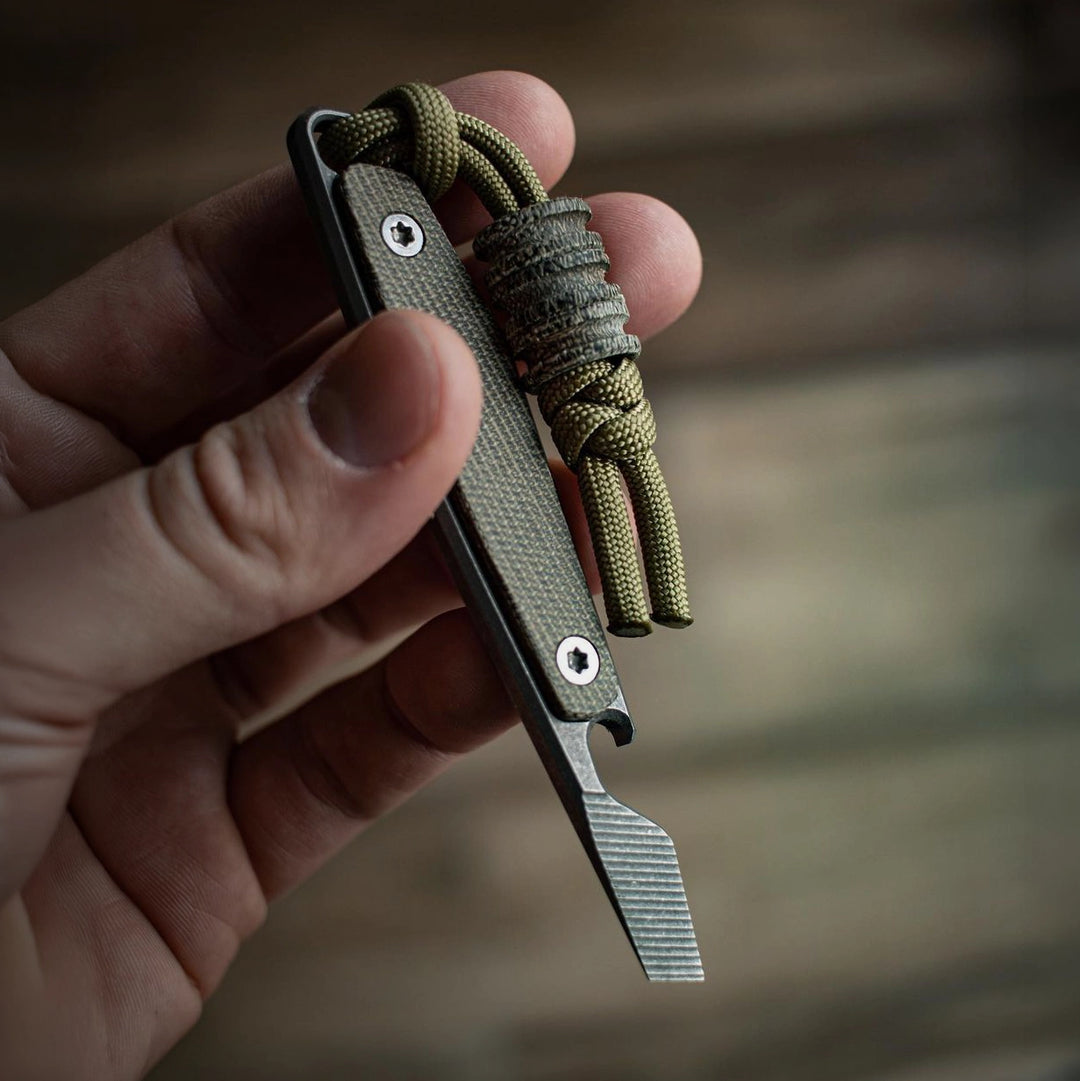 Daily Customs SAK und Prybars – Deko-Aufnahme