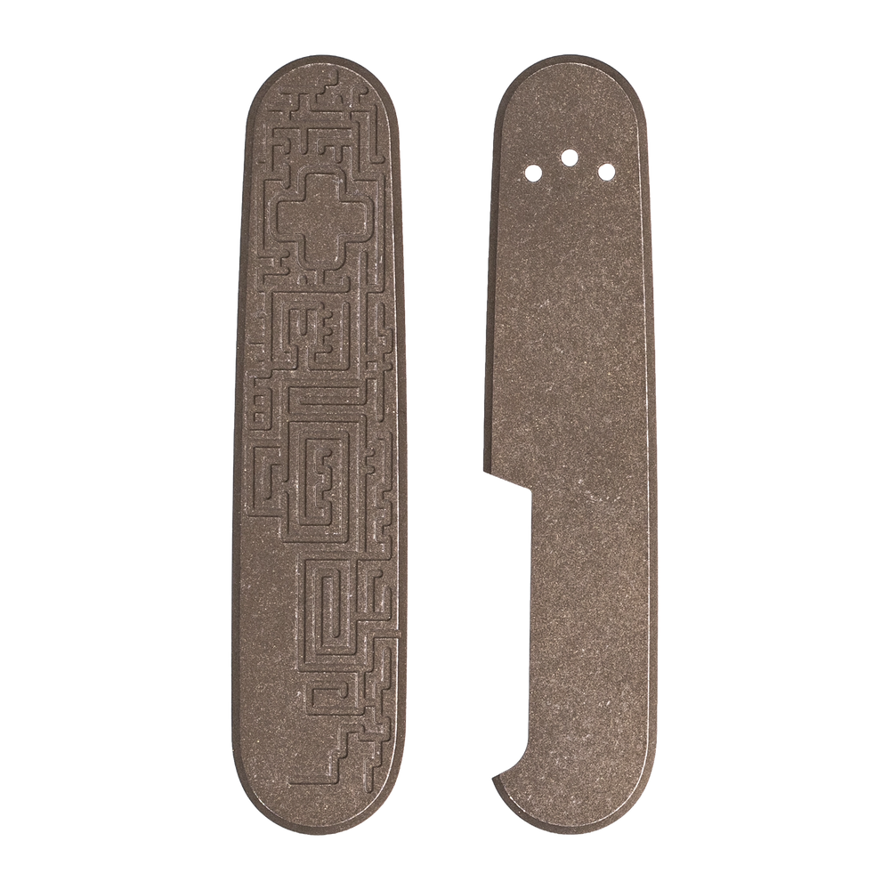 Griffschalen 91 mm Labyrinth aus Titan im Rusty-Finish für Schweizer Taschenmesser, Vorderansicht – Daily Customs