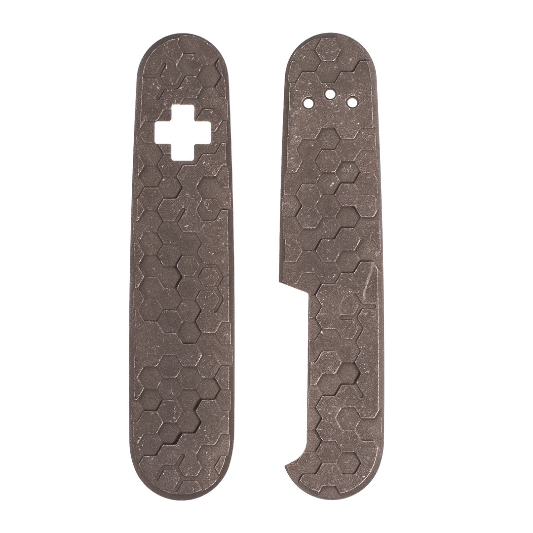Griffschalen 91 mm Honeycomb 3D aus Titan im Rusty-Finish mit Cross Inlay für Victorinox Taschenmesser – Daily Customs